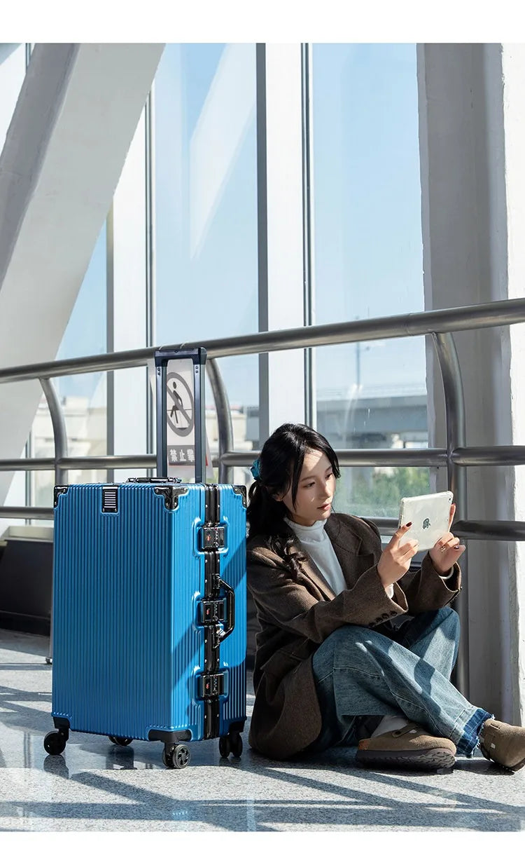 Wolverine luggage, a hard-shell suitcase with 108 rivets, 20-28 inches in size, featuring silent all-terrain wheels, a cup holde