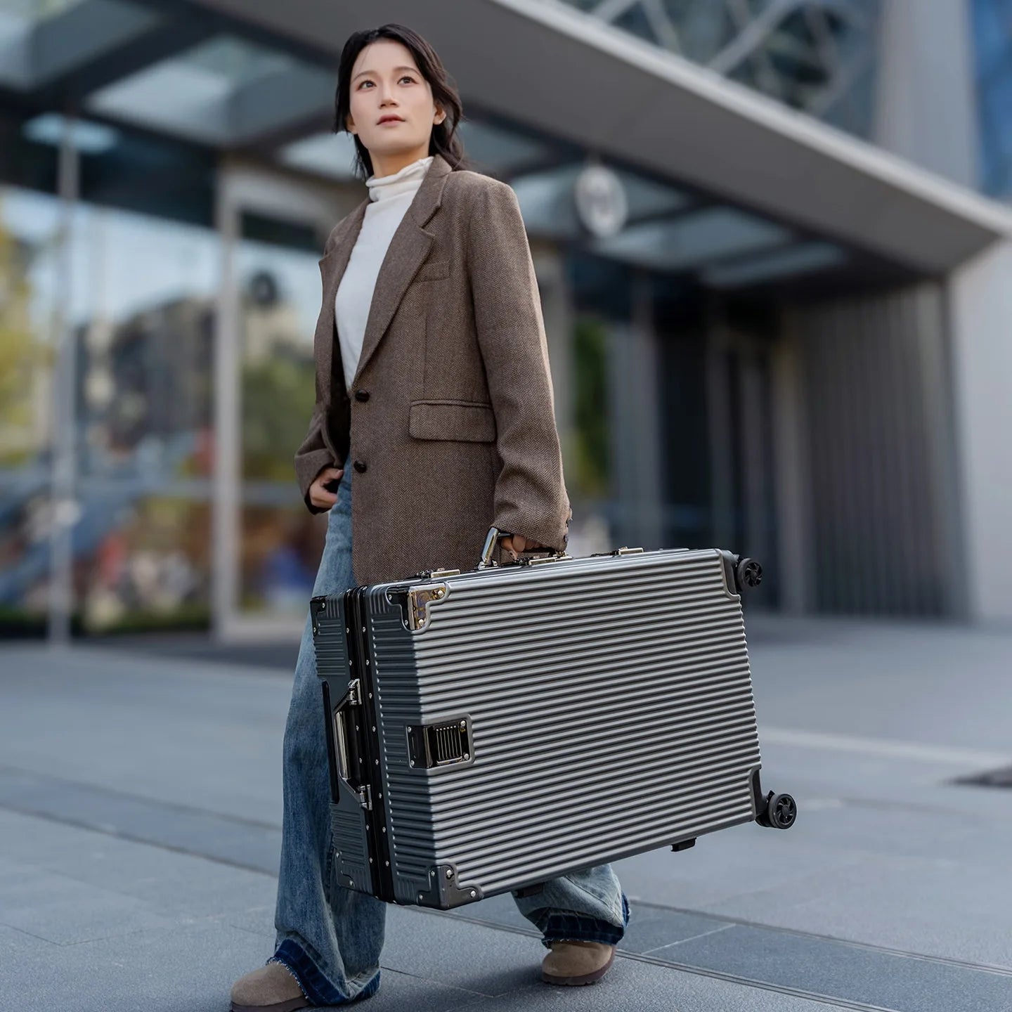 Wolverine luggage, a hard-shell suitcase with 108 rivets, 20-28 inches in size, featuring silent all-terrain wheels, a cup holde