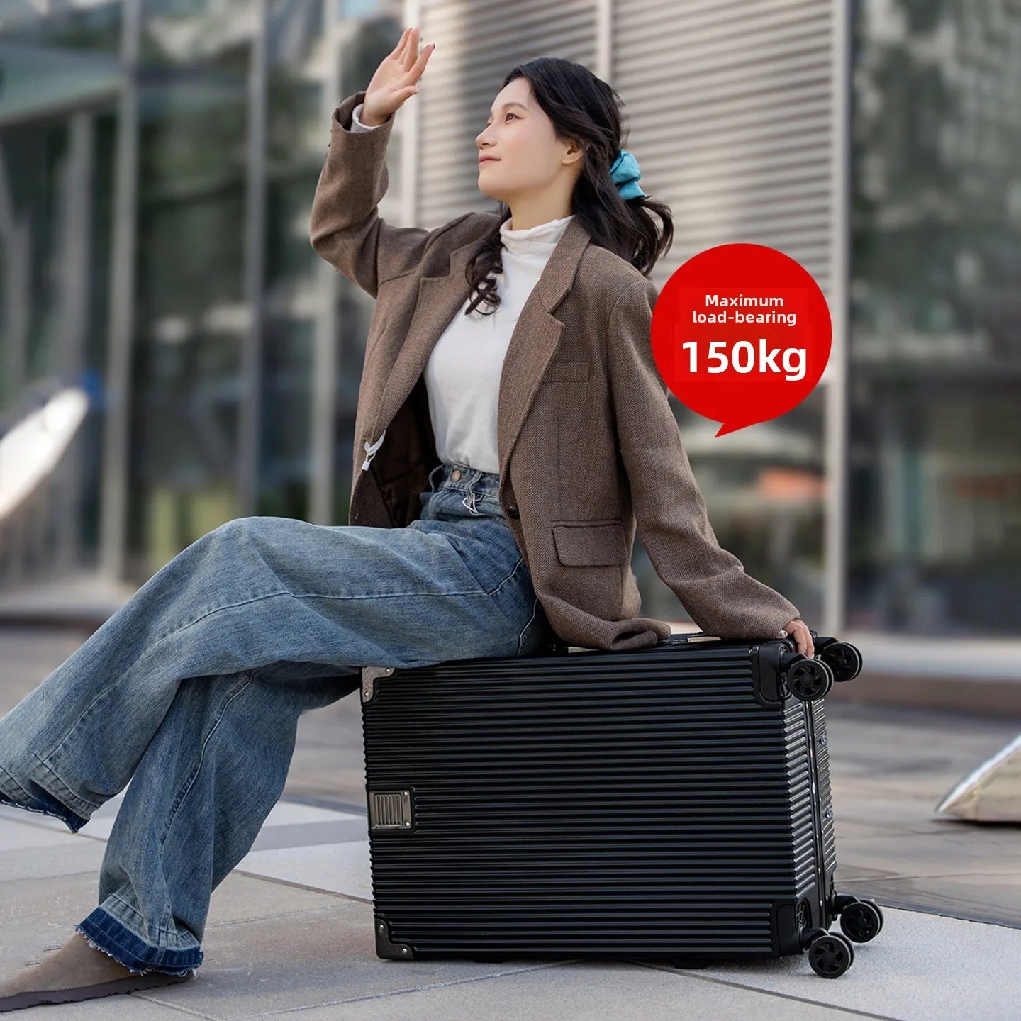 Wolverine luggage, a hard-shell suitcase with 108 rivets, 20-28 inches in size, featuring silent all-terrain wheels, a cup holde